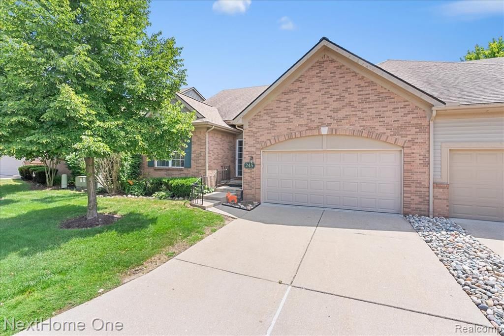 245 Winslow Circle, Commerce Township, MI 48390 Main Photo