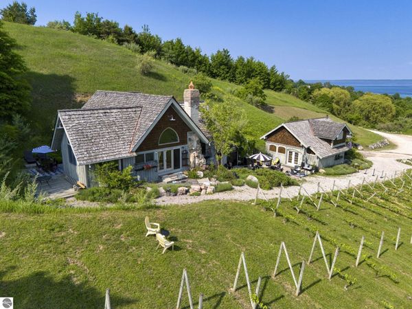 10702 Hilltop Road E, Suttons Bay, MI 49682