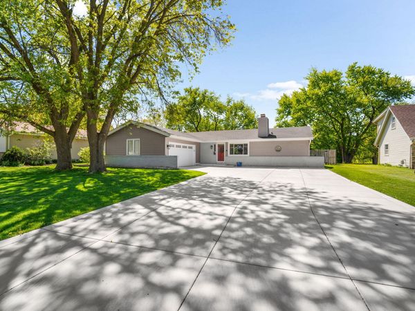 15449 W Mayflower Dr, New Berlin, WI 53151