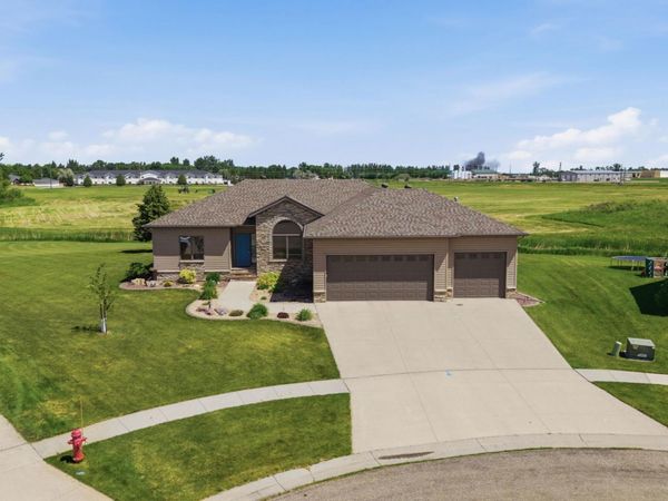 501 Willow Bend Circle, Casselton, ND 58012