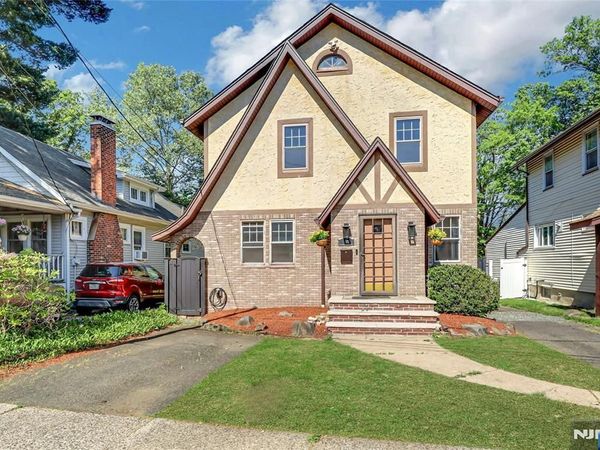 6 Colonial Court, DUMONT, NJ 07628