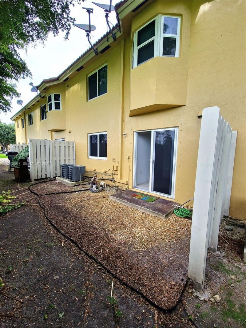 940 NE 33rd Ter, Unit 102, Homestead, FL 33033 Photo