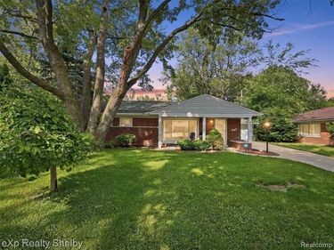 28286 Red Leaf Lane, Southfield, MI 48076