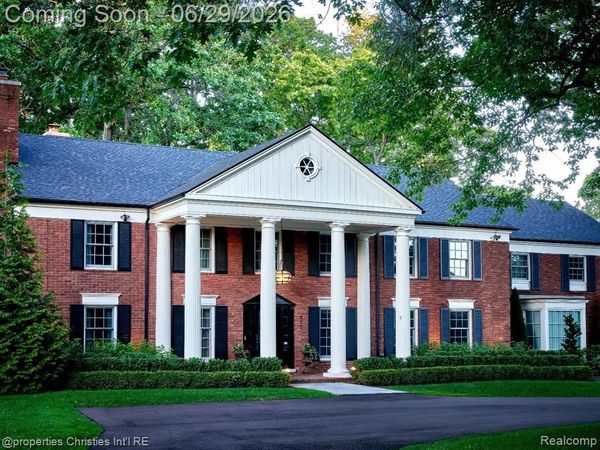 950 E Glengarry Circle, Bloomfield Hills, MI 48301