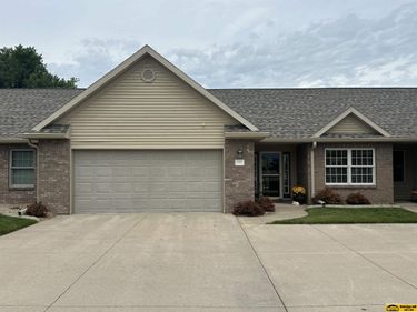502 Spring View Circle, Beatrice, NE 68310