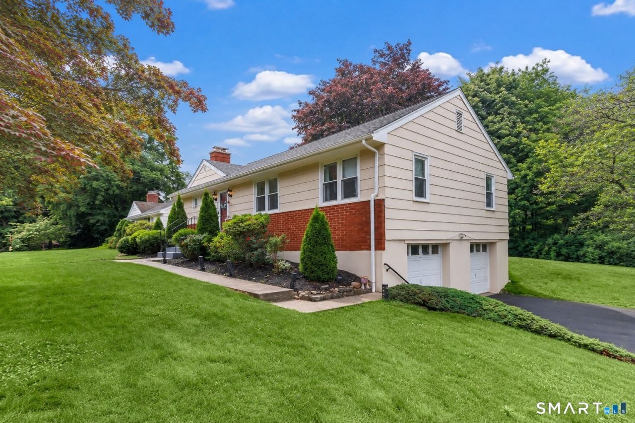 240 Blackhouse, Trumbull, CT 06611 Main Photo