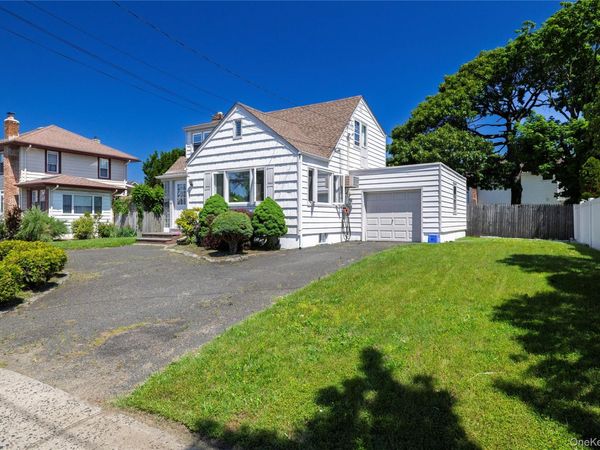 24 W Windsor Parkway , Oceanside, NY 11572