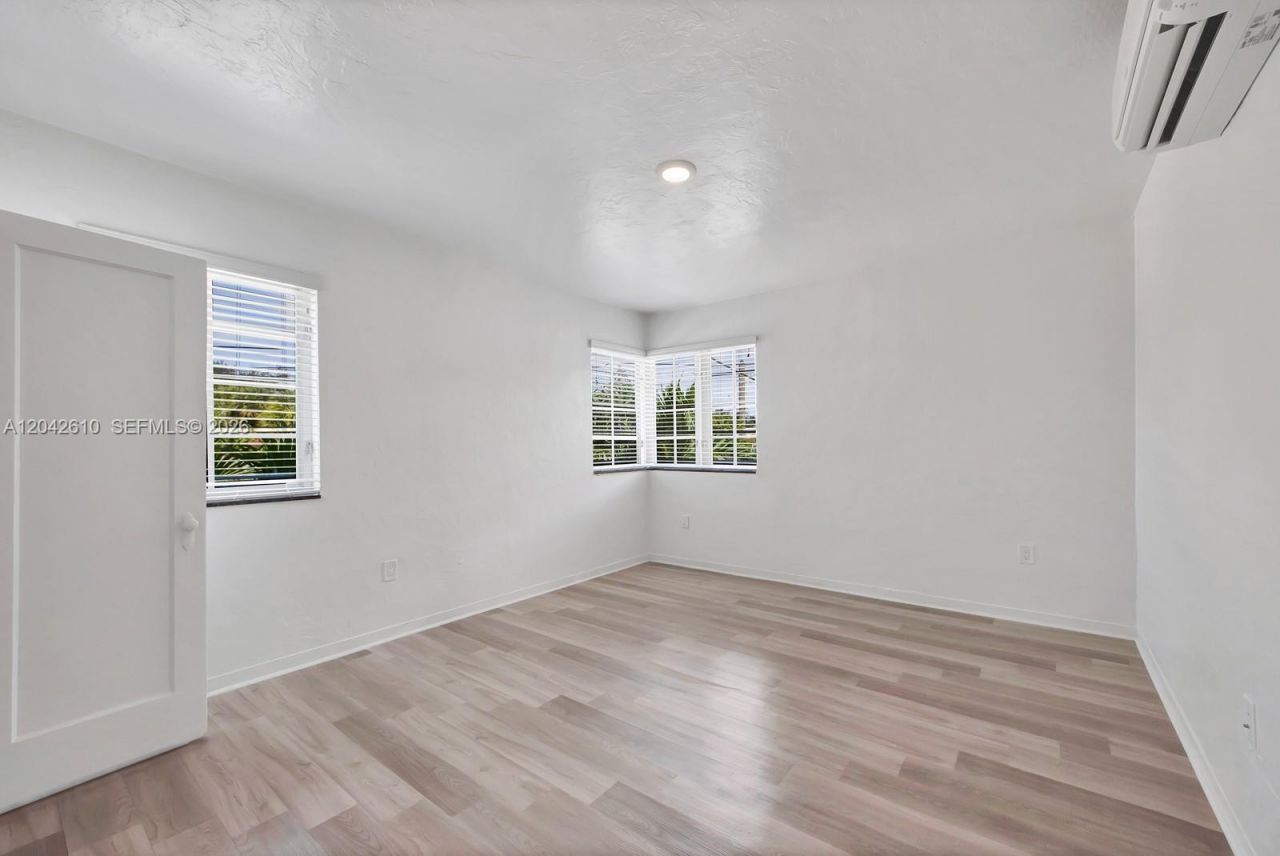 570 NE 68th St, Unit 1, Miami, FL 33138 Photo