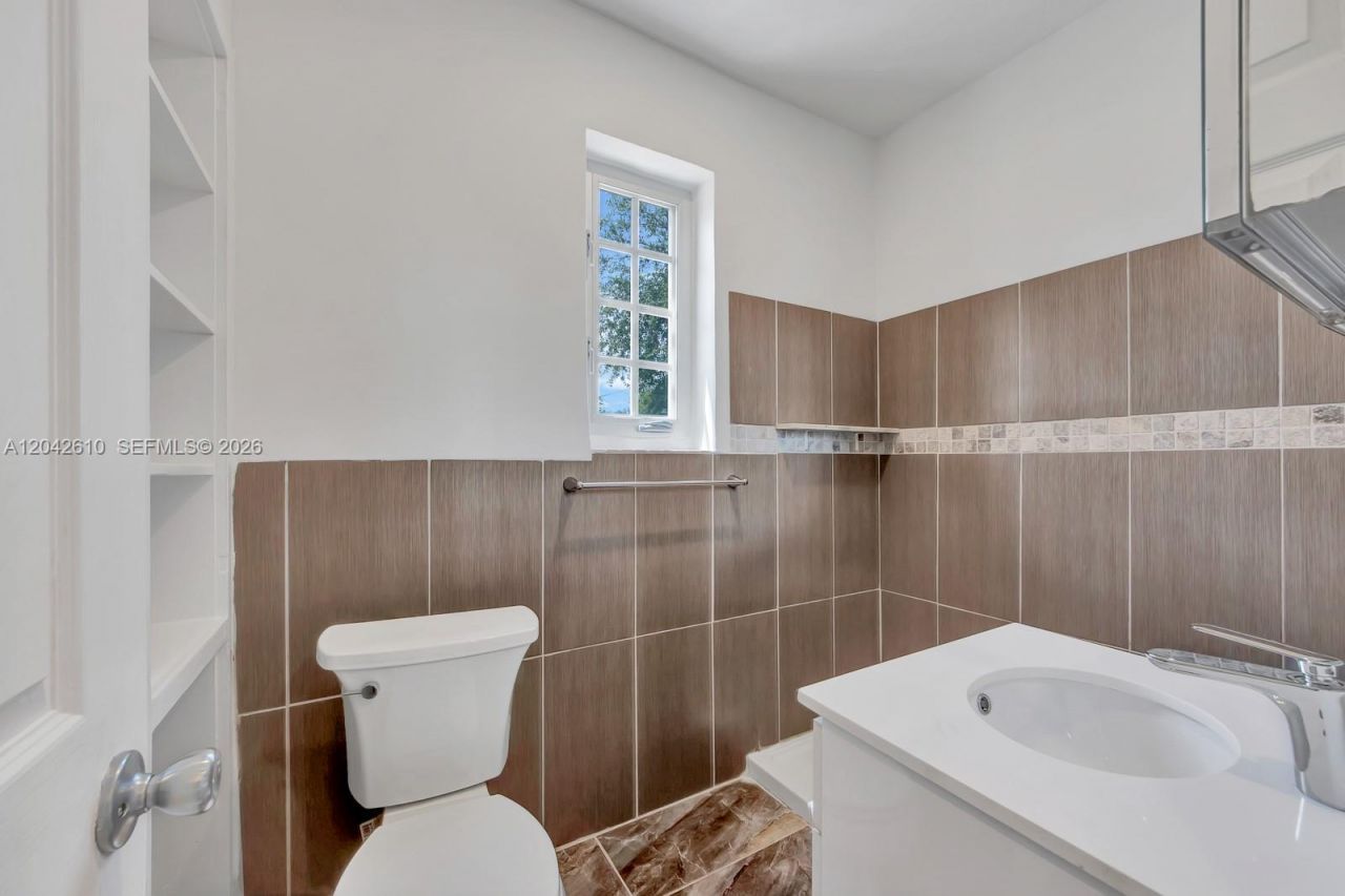 570 NE 68th St, Unit 1, Miami, FL 33138 Photo
