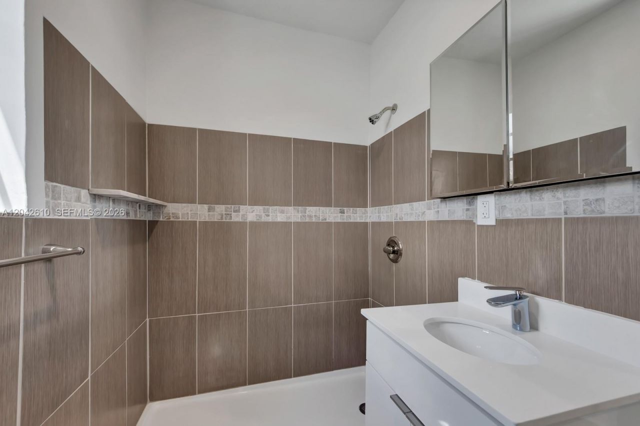570 NE 68th St, Unit 1, Miami, FL 33138 Photo