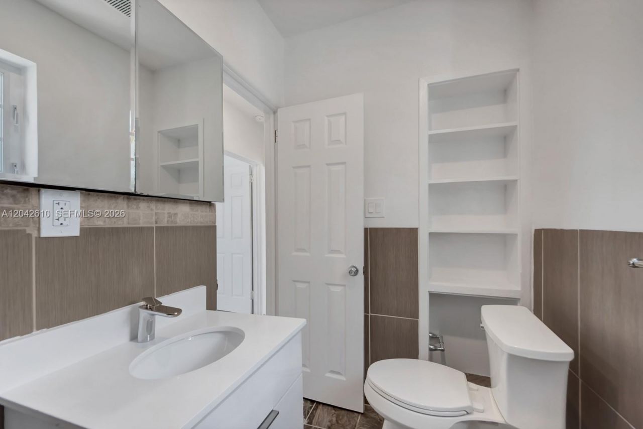 570 NE 68th St, Unit 1, Miami, FL 33138 Photo