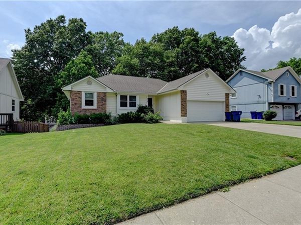 816 NE Bristol Drive, Lee's Summit, MO 64086