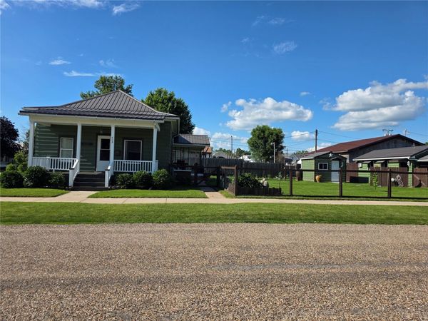 602 10th Street , Belle Plaine, IA 52208