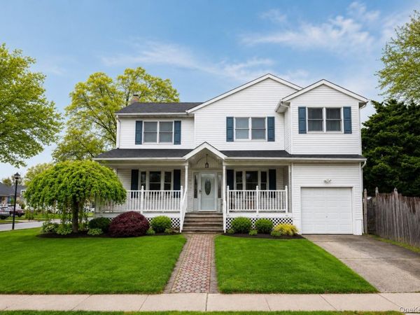 3837 Cordwood Lane , Seaford, NY 11783