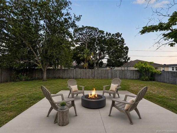 922 SW Haleyberry Avenue , Port St Lucie, FL 34953