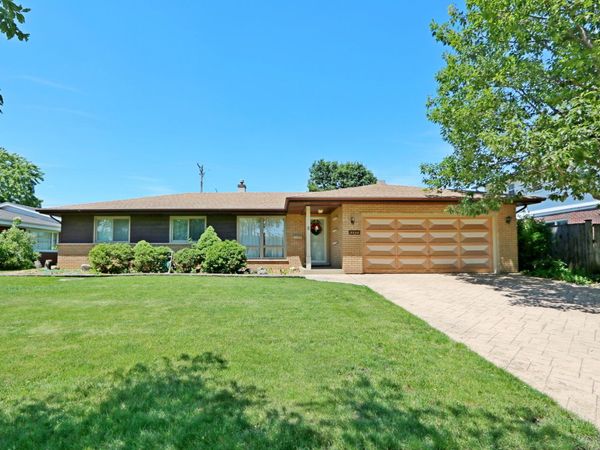 8808 S Pleasant Avenue , Hickory Hills, IL 60457
