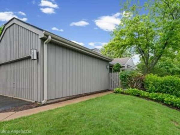 1280 Oak Hill Road, Lake Barrington, IL 60010
