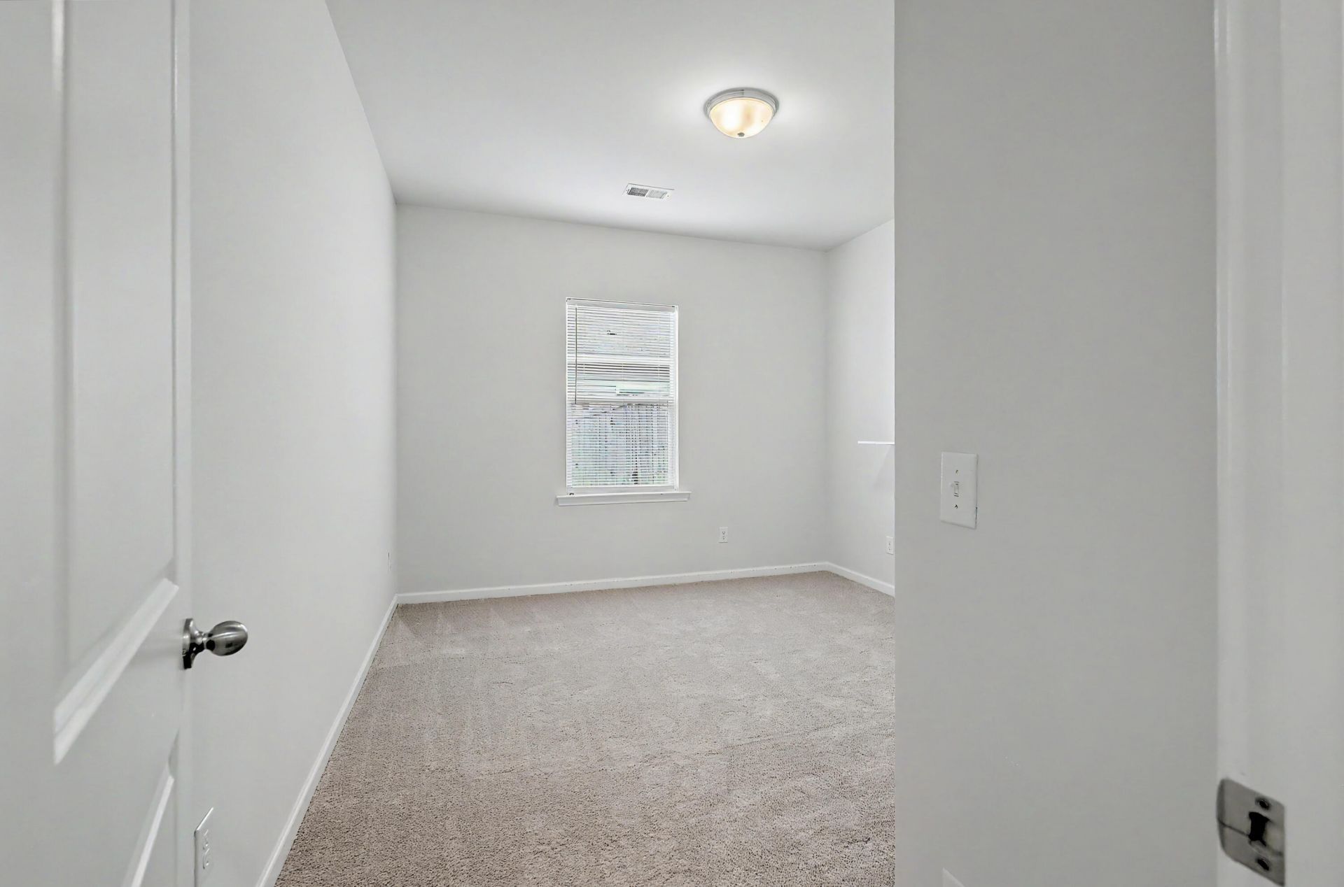 557 Abigail Street Photo 11
