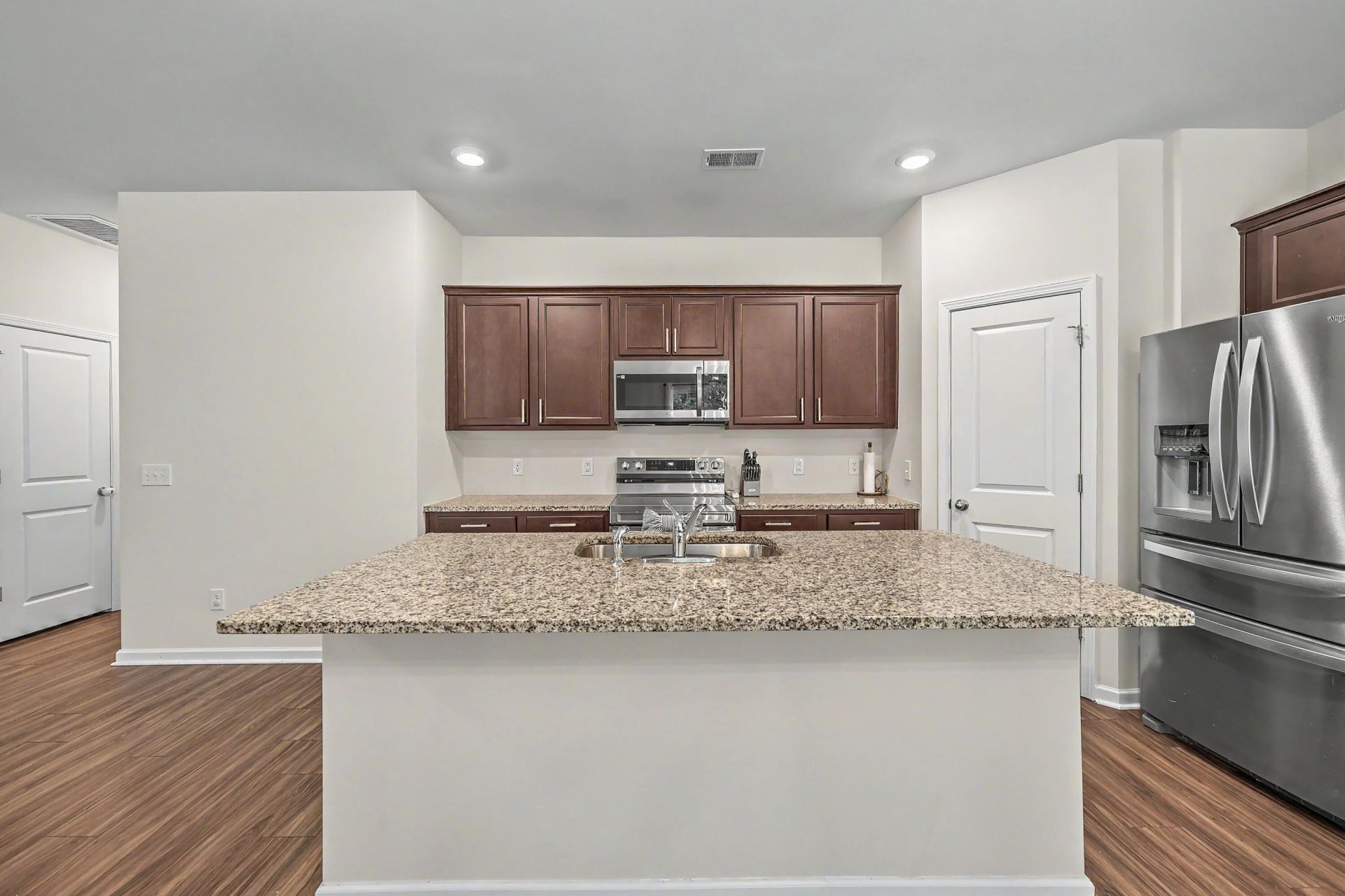 557 Abigail Street Photo 18