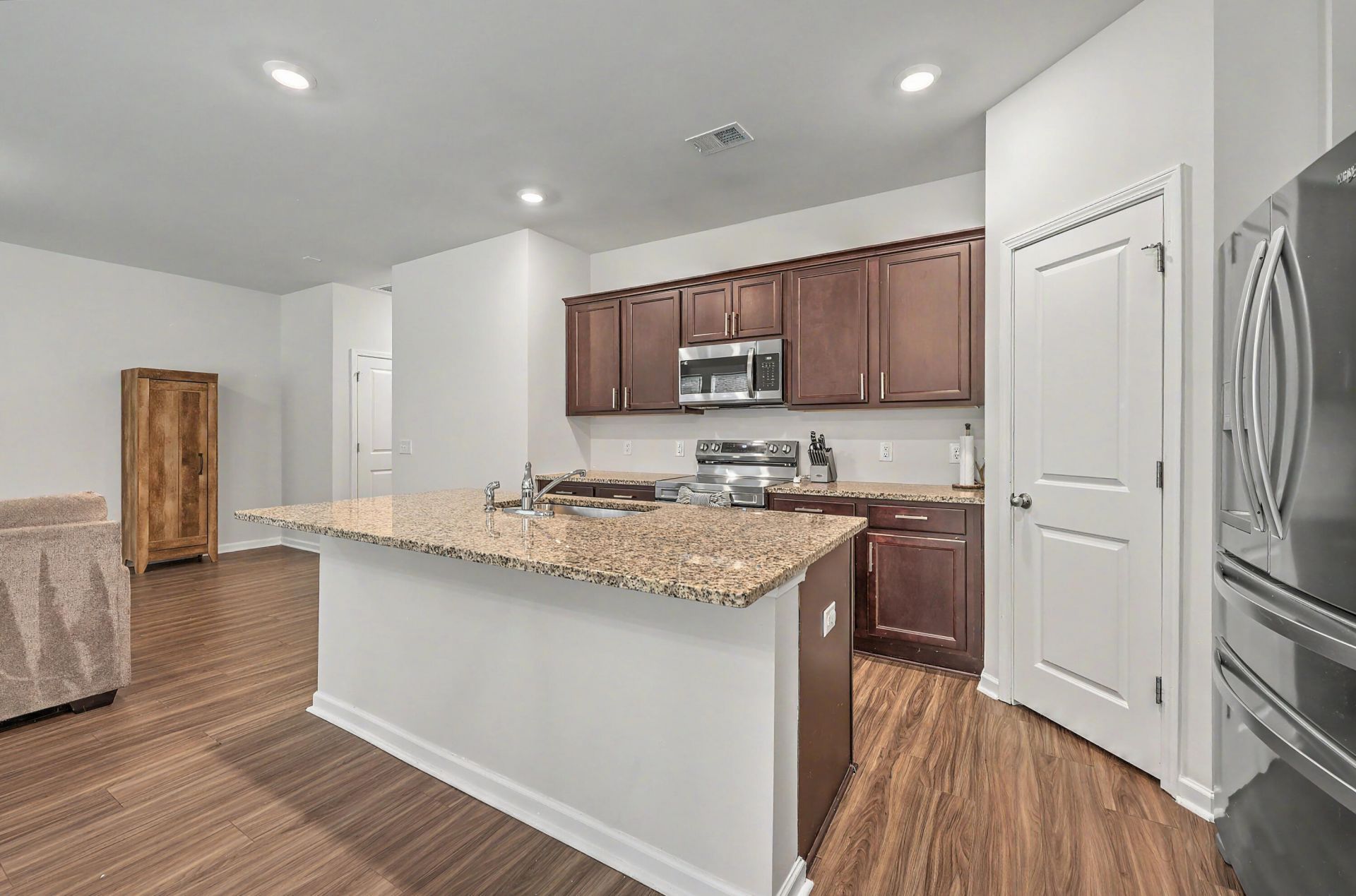 557 Abigail Street Photo 19