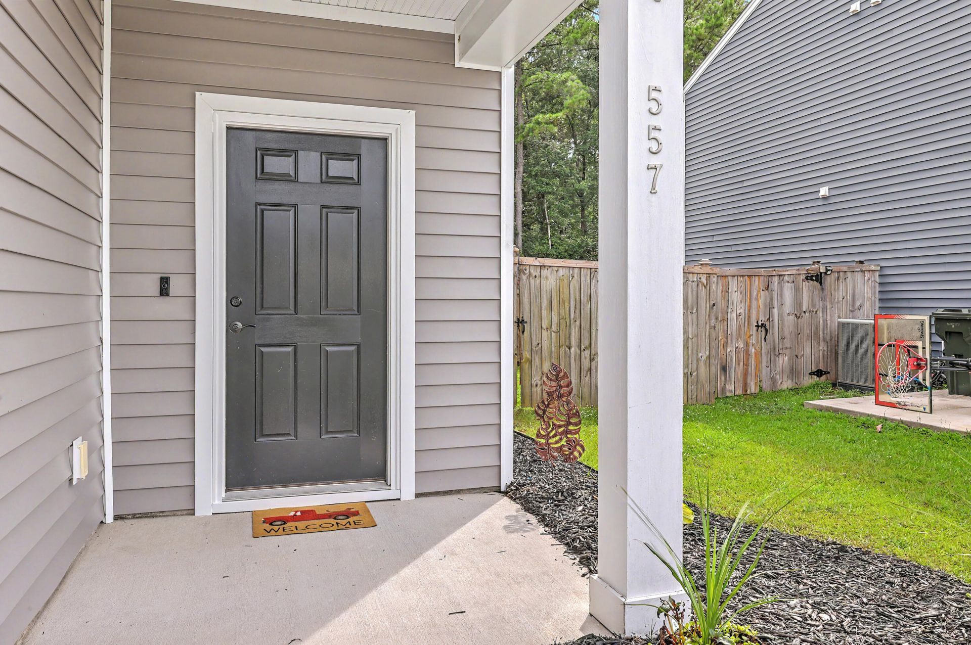 557 Abigail Street Photo 8