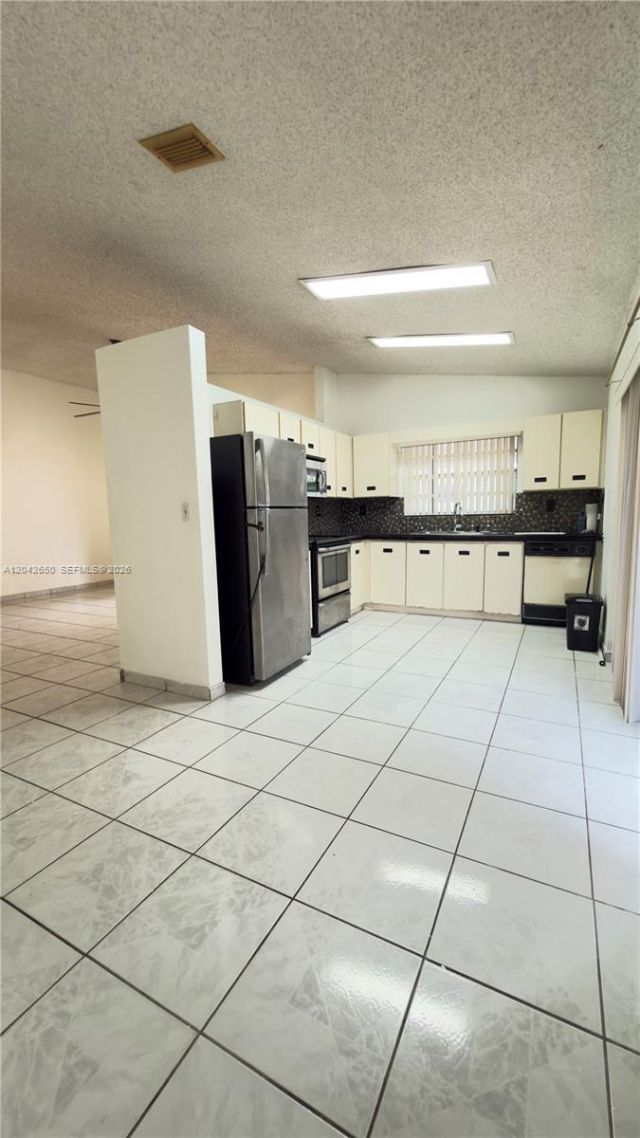 19058 NW 77th Pl, Hialeah, FL 33015 Photo