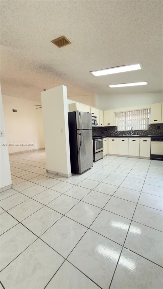 19058 NW 77th Pl, Hialeah, FL 33015 Photo