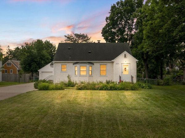2476 Stillwater Road E, Maplewood, MN 55119