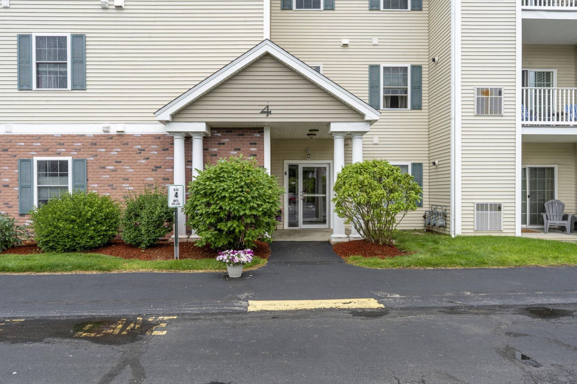 65 Fordway Extension, Unit 202, Derry, NH 03038 Main Photo