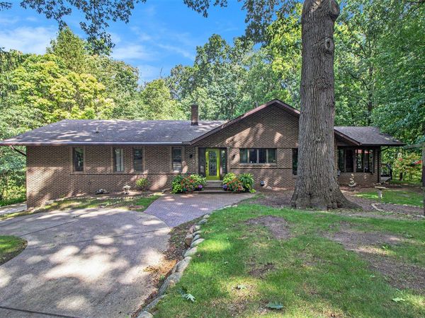 5595 Mountain Road, Brighton, MI 48116