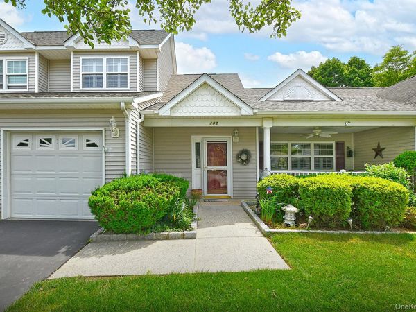 102 Winged Foot Way , Riverhead, NY 11901