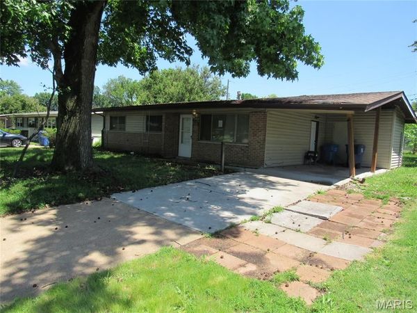1950 Thunderbird Avenue , Florissant, MO 63033