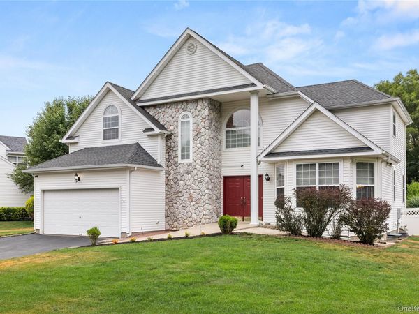 27 Laurel Lane , Holtsville, NY 11742