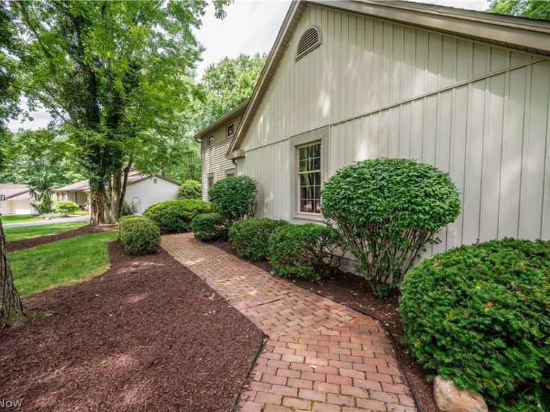 548 Squirrel Hill Drive, Youngstown, OH 44512 Photo 8