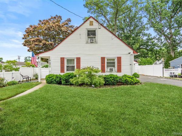 633 Robin Court , West Hempstead, NY 11552