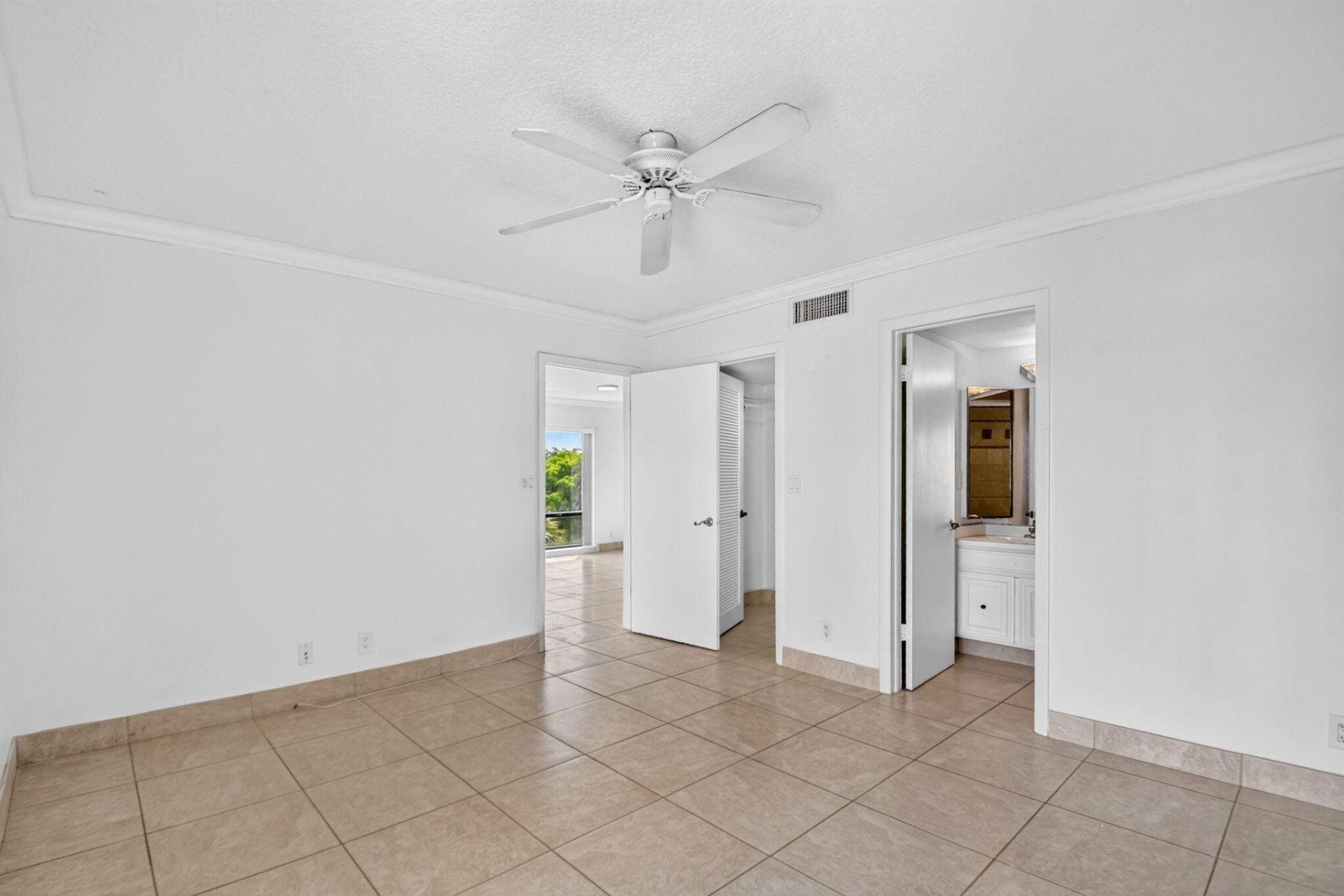 3050 Presidential Way, Unit 407, West Palm Beach, FL 33401 Photo