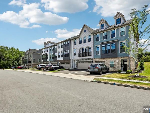 16 Goldfinch Drive, Upper Saddle River, NJ 07458