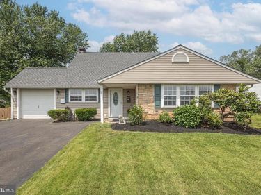 11 HIGH ROAD, LEVITTOWN, PA 19056