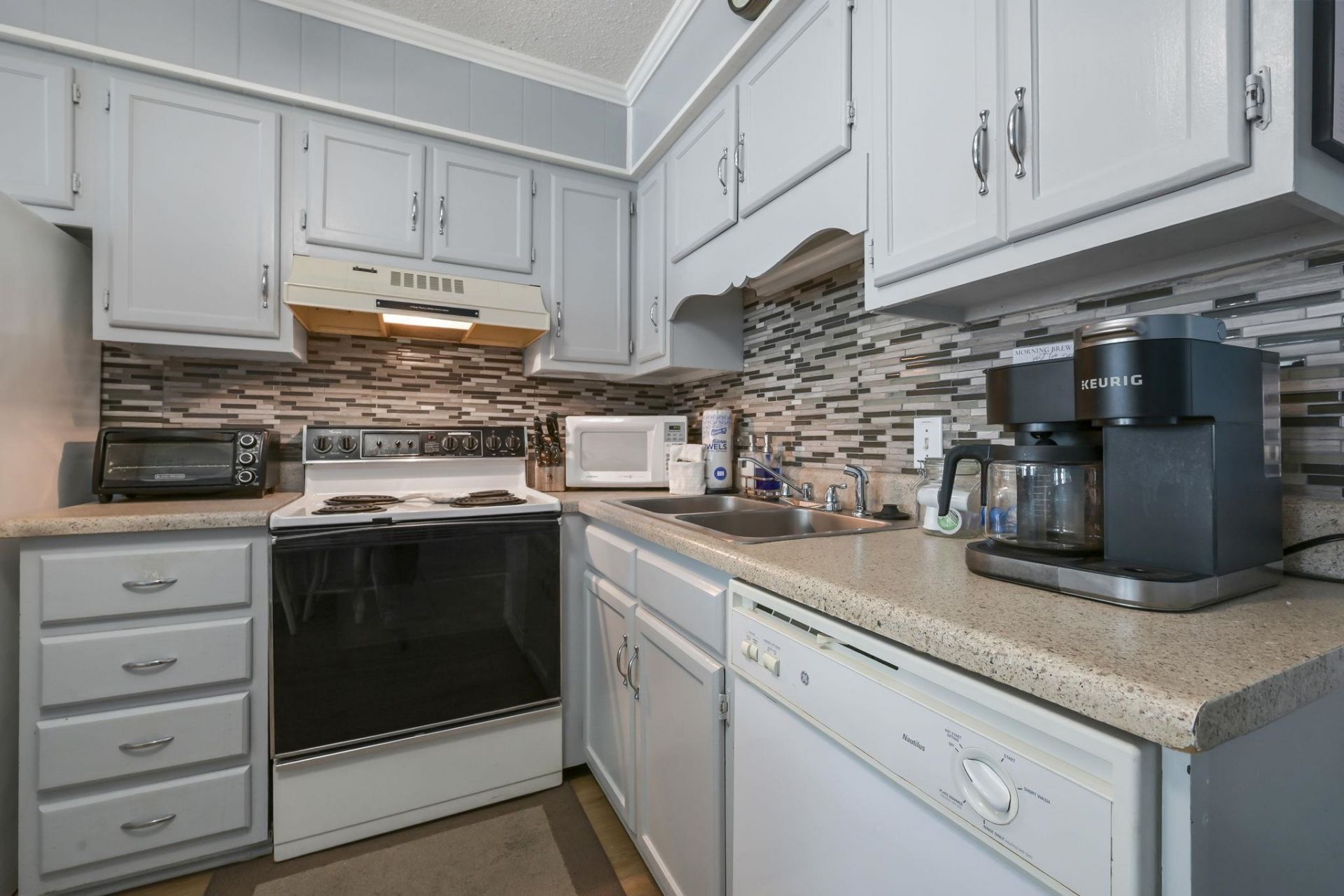 9520 Shore Dr. Photo 7