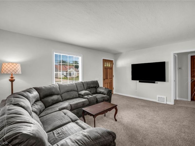 424 E 326th Street, Willowick, OH 44095 Photo 3