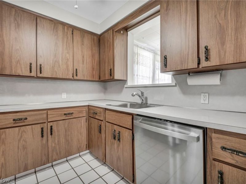 424 E 326th Street, Willowick, OH 44095 Photo 6