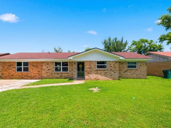 213 Virginia Drive, Lacy Lakeview, TX 76705