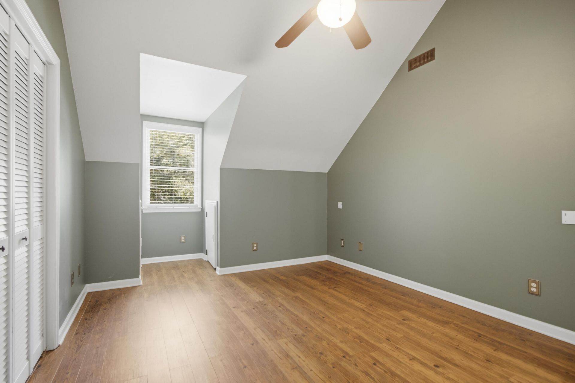 228 Knightsbridge Drive Photo 10