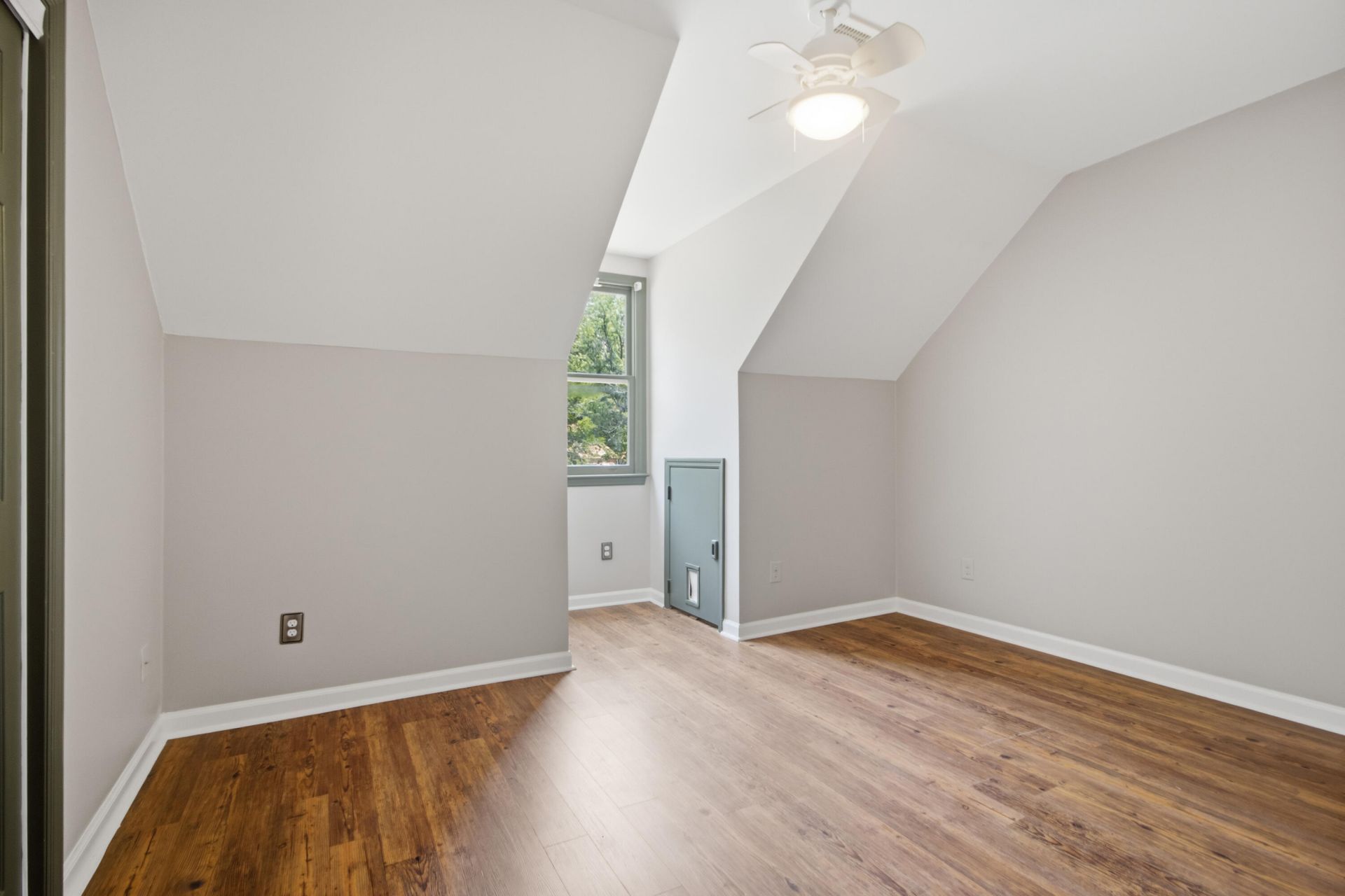 228 Knightsbridge Drive Photo 15