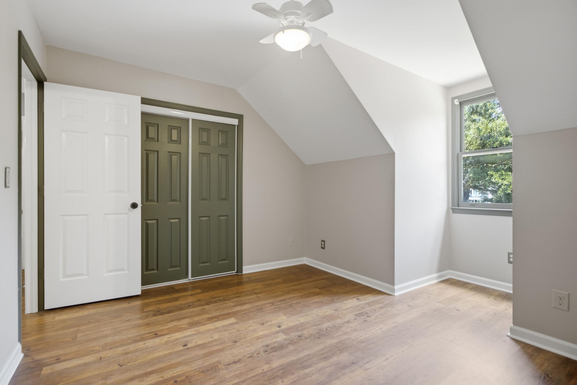 228 Knightsbridge Drive Photo 16
