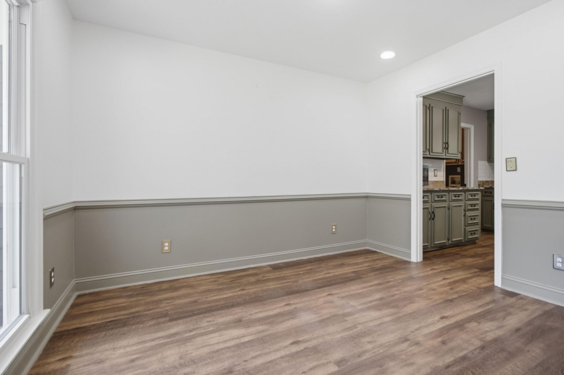228 Knightsbridge Drive Photo 7
