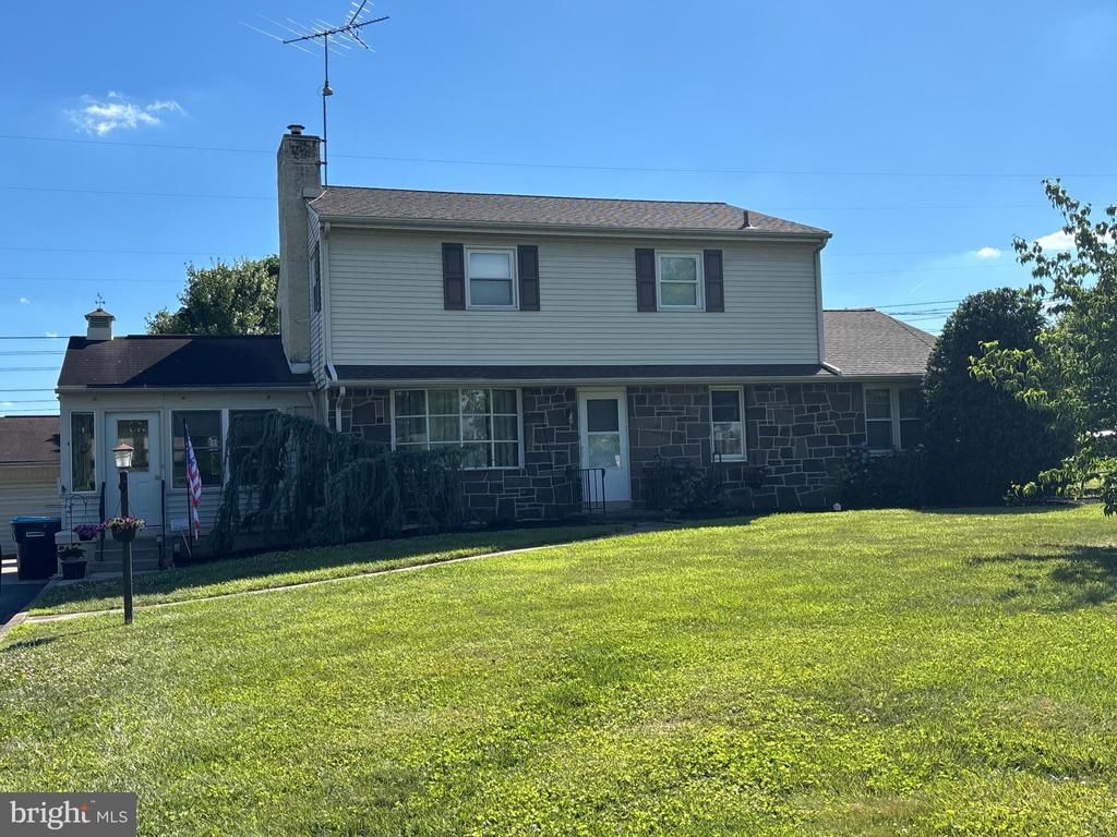27 OAK LANE, ROYERSFORD, PA 19468