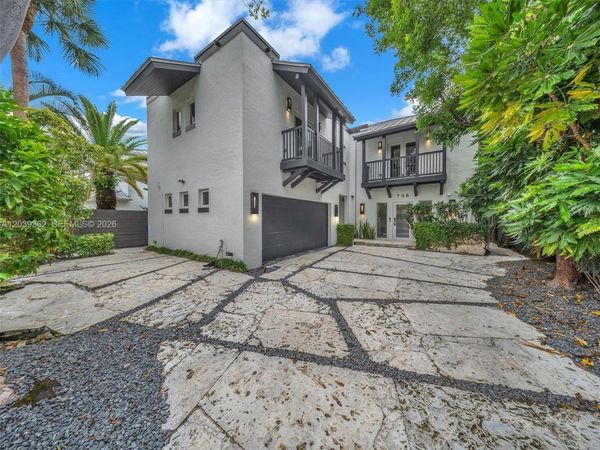 736 NE 17th Way , Fort Lauderdale, FL 33304