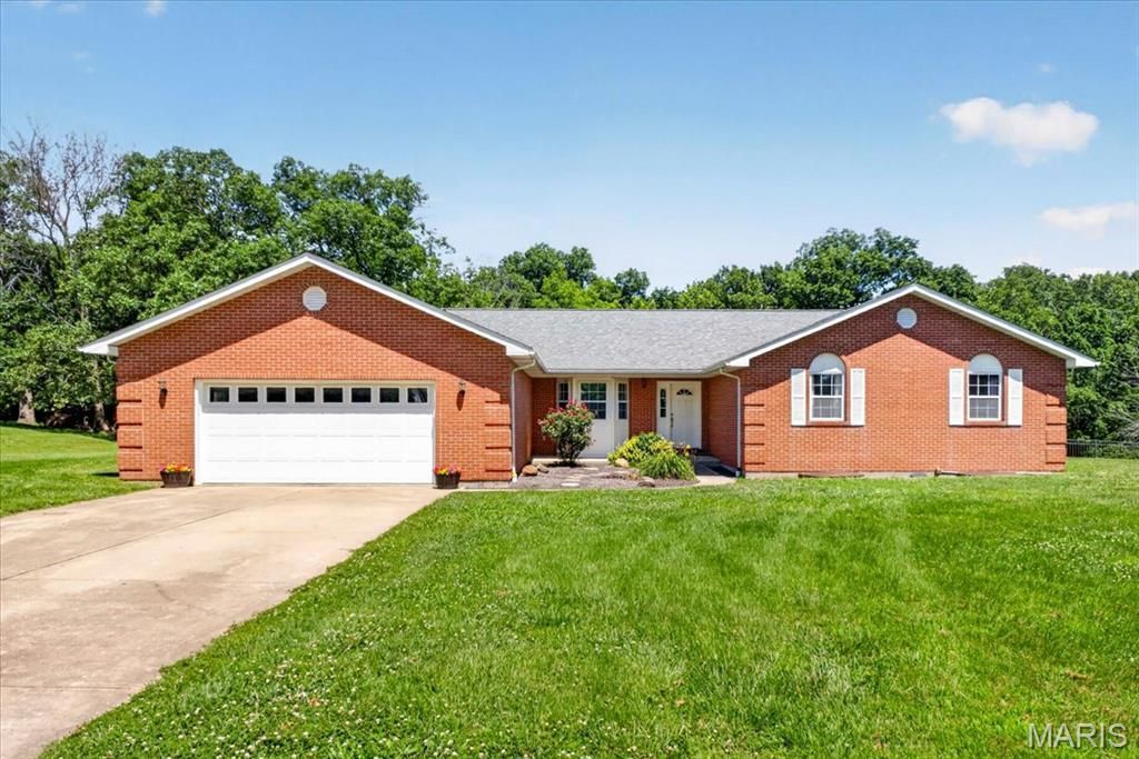 813 E Haven Drive, Waterloo, IL 62298 Main Photo