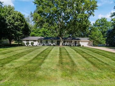 1001 Oneida Trail SW, Hartville, OH 44632